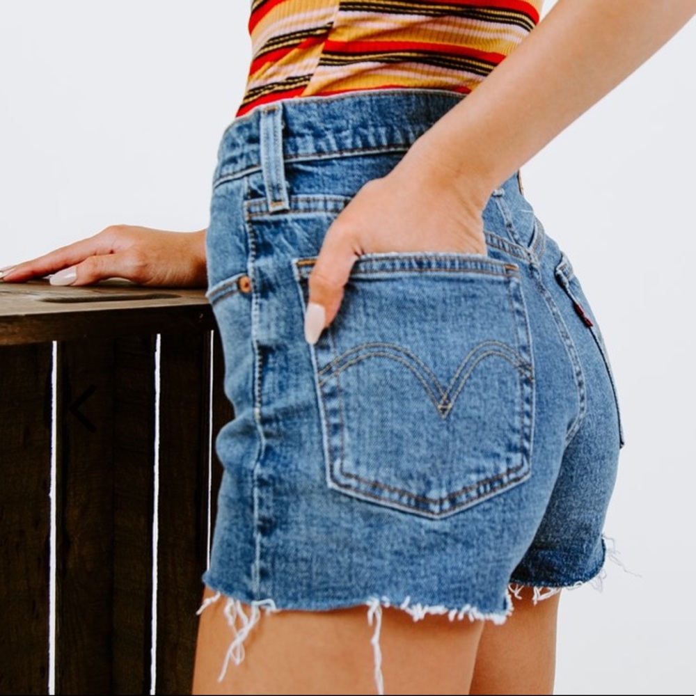 Levi’s NWT 501 High Rise Button Fly Denim Shorts - Picture 4 of 7